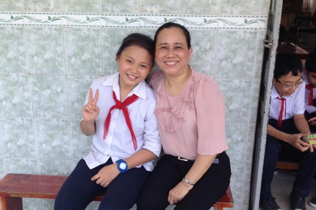 Chương trình tri ân của VinFast và BIDV giúp cô giáo Nguyễn Yến (phải) tự tin sở hữu chiếc xe VinFast VF 5 Plus