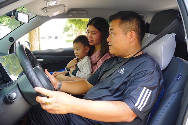 Cô giáo Hạ Huyền cùng gia đình trải nghiệm lái thử VF 5 Plus