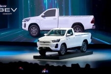 Toyota giới thiệu mẫu bán tải chạy điện Hilux Revo BEV